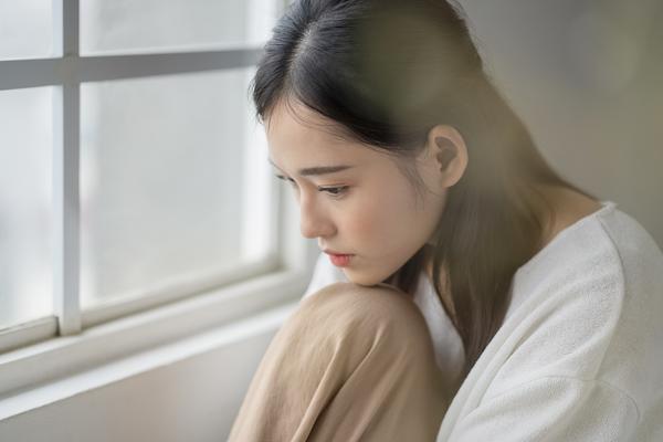20〜30代女性に増加する「非定型うつ病」とは？症状と治し方を解説