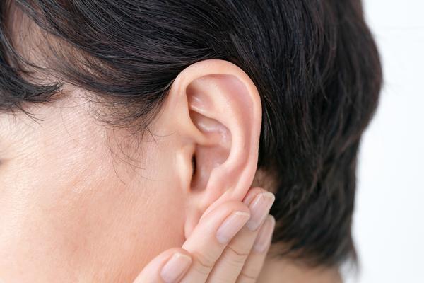 耳の裏から嫌な臭いや膿が…臭いの原因・対策と予防のために知っておきたいケア