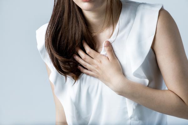 胸が痛い・心臓がチクチク…考えられる病気と原因