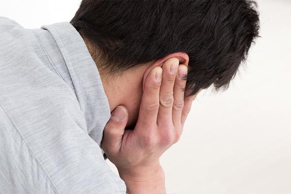 耳が聞こえない原因はストレス？突発性難聴の症状と治療について【医師監修】
