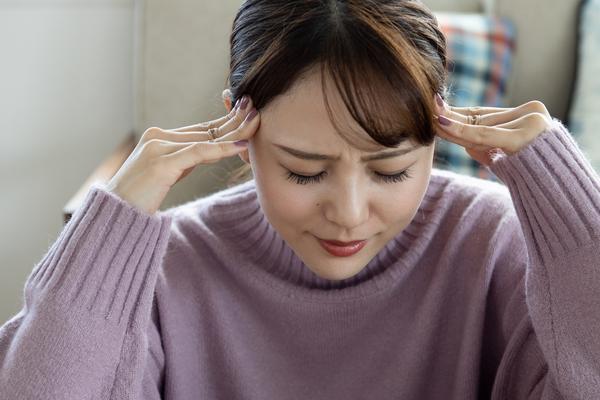 頭が締め付けられるような痛み…緊張型頭痛の特徴・対処法