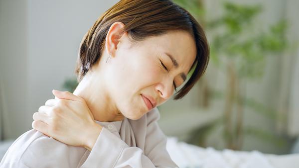 辛い肩こりはなぜ起こる？肩こりの原因・解消方法とおすすめのストレッチ