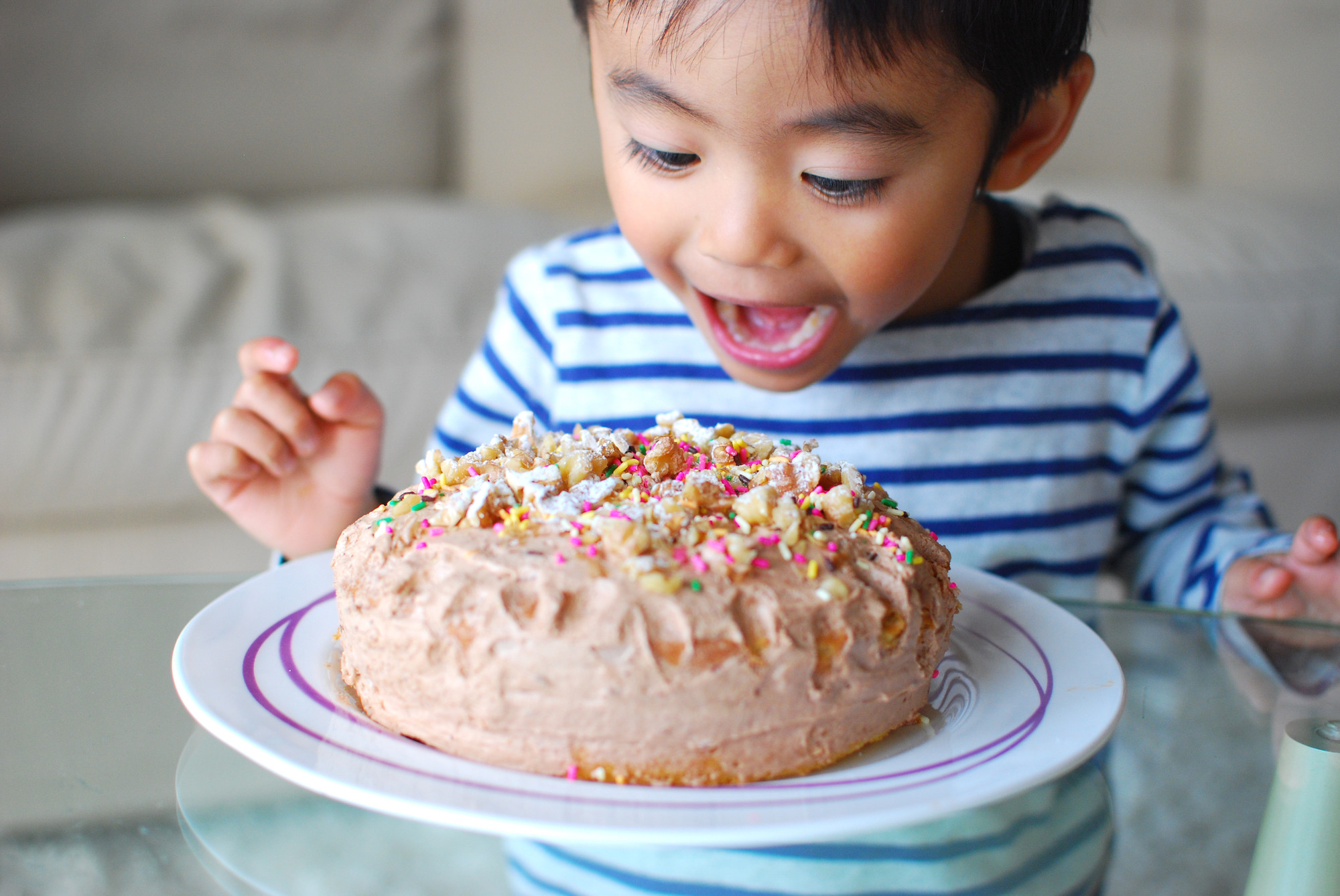 手作りケーキで喜ぶ子ども